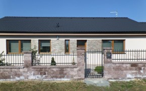 Hotový rodinný dům se zahradou a zděným plotem v Dobříčkově
