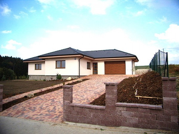 Dokončený rodinný dům ve Struhařově se základy pro zahradu a zatím s nedokončeným plotem