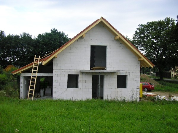 Zateplení a stavba vazníkové střechy rodinného domu v Městečku – rok 2015