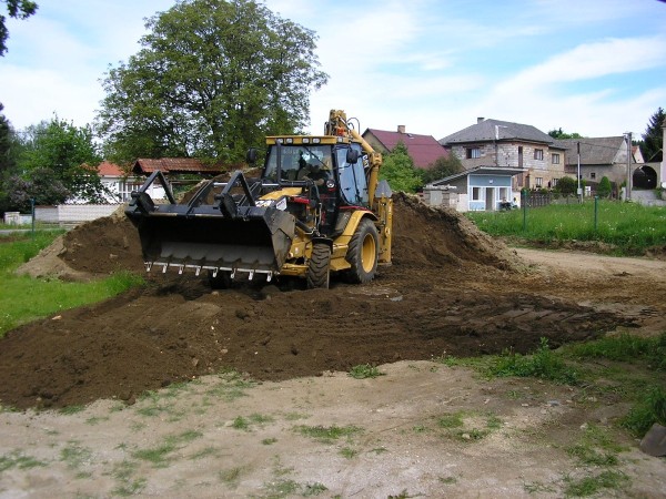 Výkopové práce na stavbě rodinného domu v Městečku – rok 2006