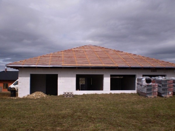 Hrubá stavba rodinného domu v Dobříčkově