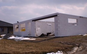 Hrubá stavba rodinného domu v Dobříčkově
