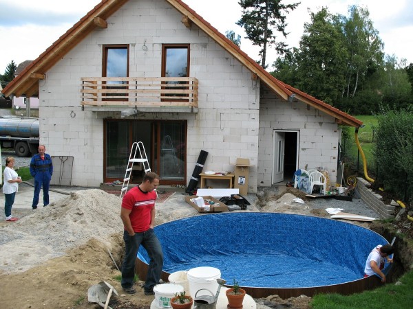 Stavba bazénu u rodinného domu