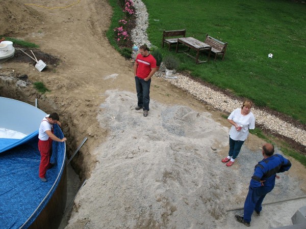 Instalace izolace při stavbě bazénu