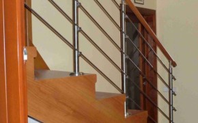 Dřevěné schodiště v rodinném domu