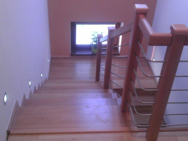 Dřevěné schodiště v rodinném domu