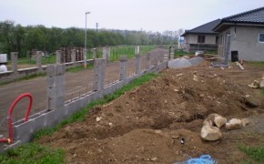 Stavba plotu u rodinného domu v Dobříčkově