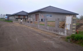 Stavba plotu u rodinného domu v Dobříčkově
