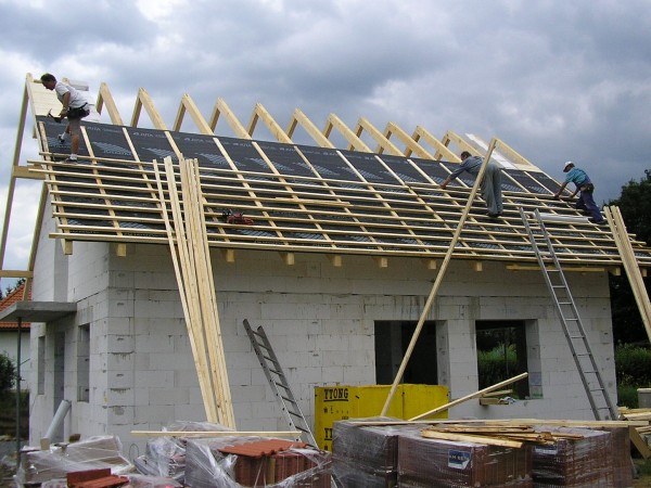Stavební práce a stavba střechy rodinného domu