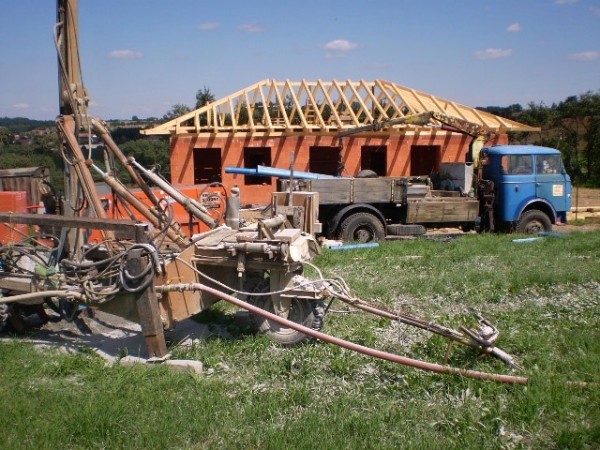 Vrtání studny u rodinné domu v Dobříčkově